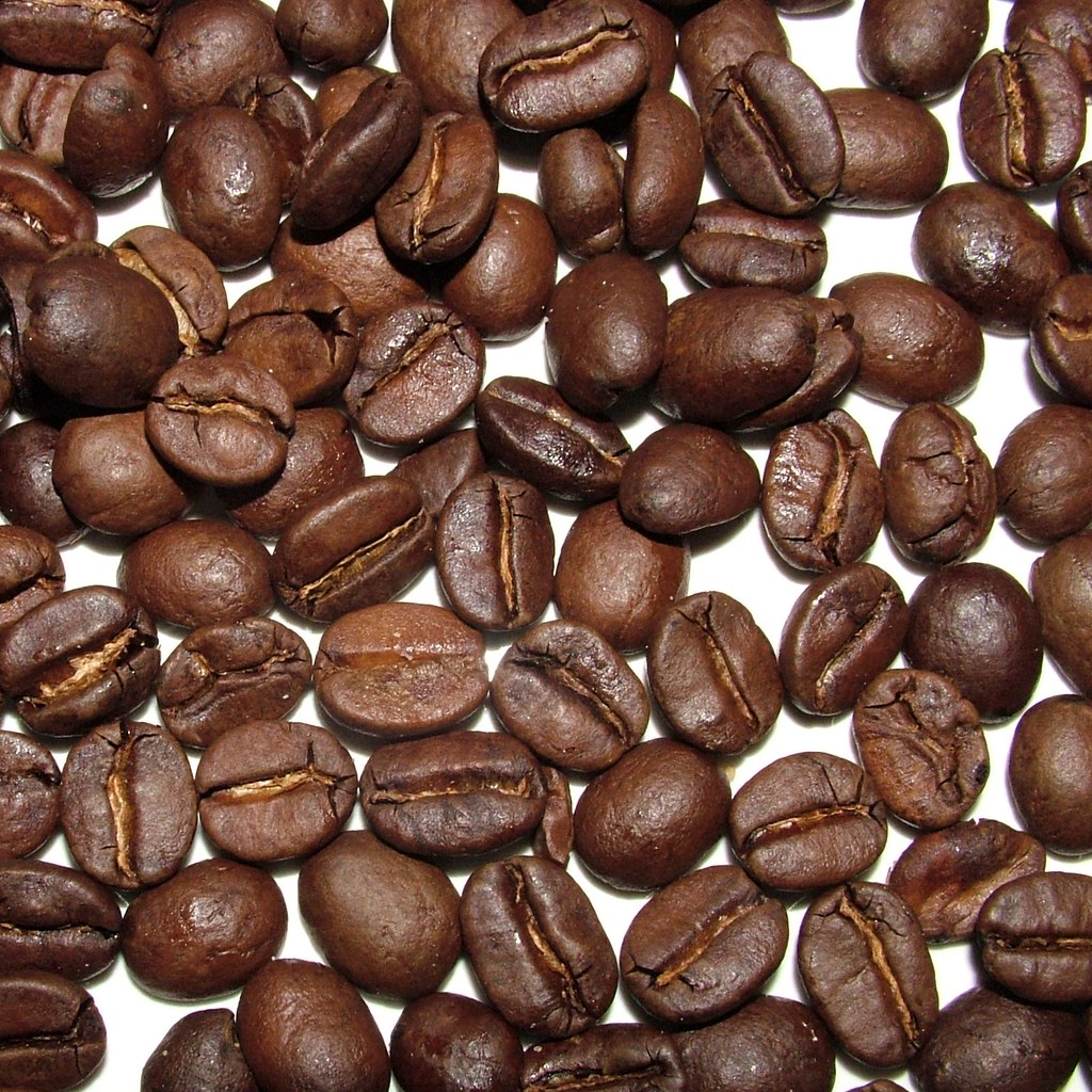 Grains de café fraîchement torréfiés dans le tambour